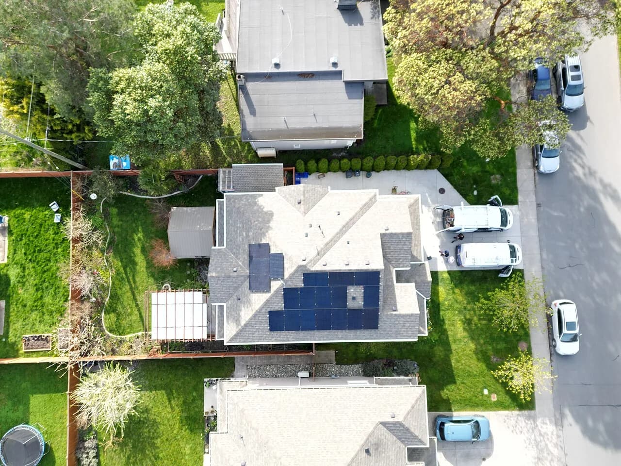 Painéis solares instalados em um telhado residencial